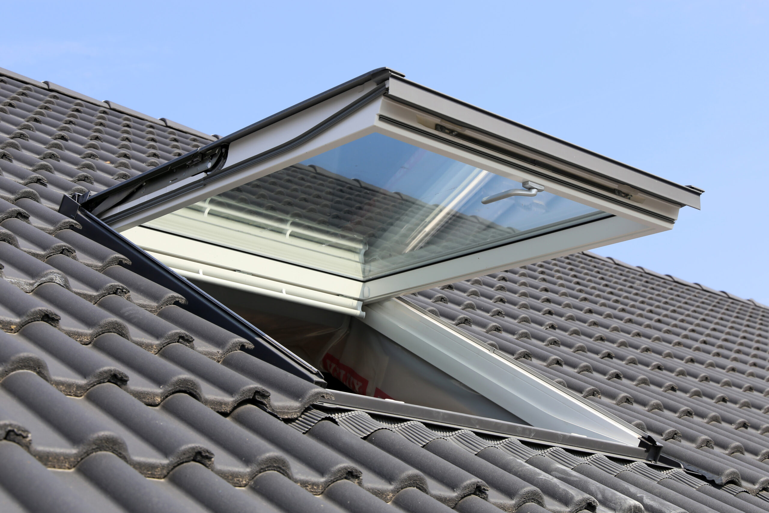 Dachfenster an einem wohnhaus, außenaufnahme